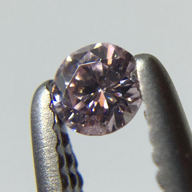 きらり様ご予約　ピンクダイヤ2個セット（0.043ct / 0.046ct） エンタメ/ホビーのコレクション(その他)の商品写真