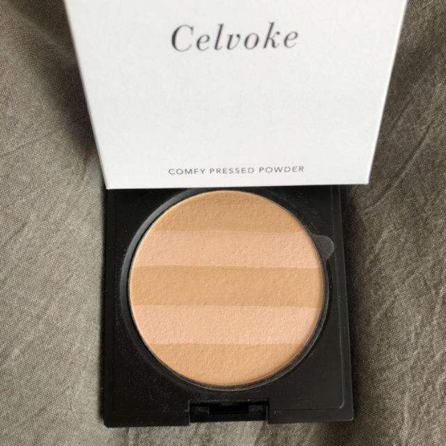 Cosme Kitchen(コスメキッチン)のcelvoke カムフィープレストパウダー 02 コスメ/美容のベースメイク/化粧品(フェイスパウダー)の商品写真