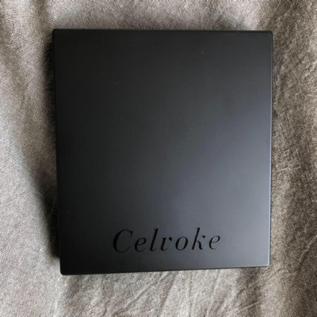 Cosme Kitchen(コスメキッチン)のcelvoke カムフィープレストパウダー 02 コスメ/美容のベースメイク/化粧品(フェイスパウダー)の商品写真