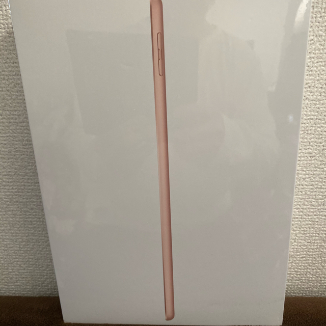 iPad 9.7インチ　wifiモデル　32GB ゴールド　AppleLightning同梱物