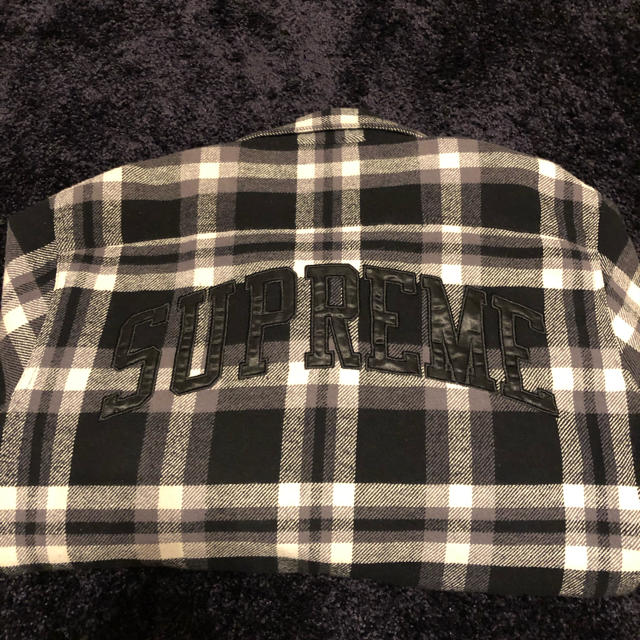 Supreme(シュプリーム)の supreme quilted  arc logo flannel shirt メンズのジャケット/アウター(その他)の商品写真