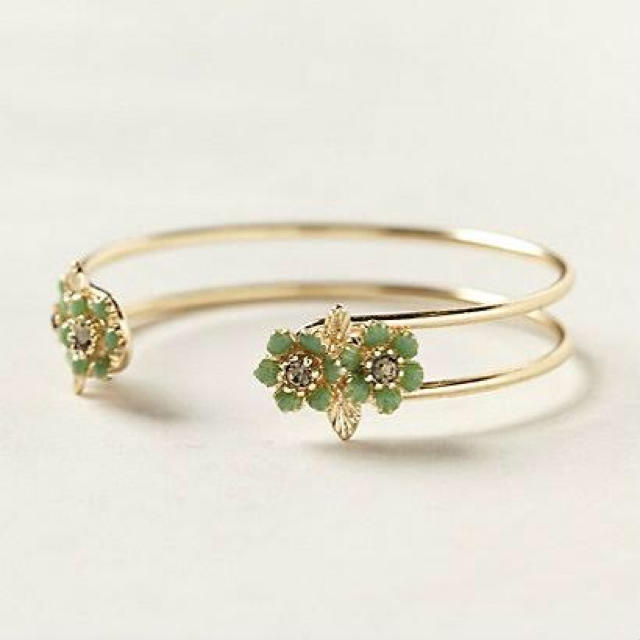 Anthropologie(アンソロポロジー)のアンソロポロジー 新品 お花が可愛いバングル anthropologie レディースのアクセサリー(ブレスレット/バングル)の商品写真