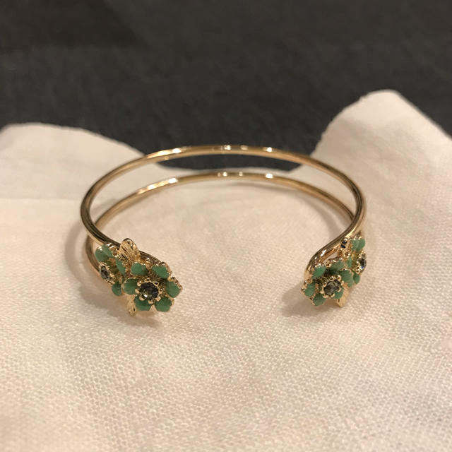 Anthropologie(アンソロポロジー)のアンソロポロジー 新品 お花が可愛いバングル anthropologie レディースのアクセサリー(ブレスレット/バングル)の商品写真