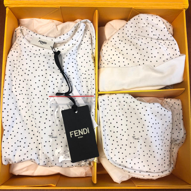 新品未使用・箱入り】FENDI kids(フェンディ)ロンパース ギフト