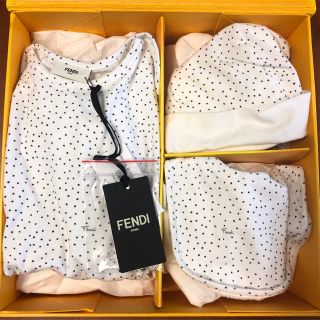 フェンディ(FENDI)の【新品未使用・箱入り】FENDI kids（フェンディ）ロンパース ギフトセット(ロンパース)