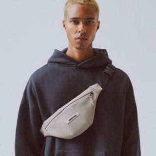 限定価格 Essentials Waterproof Sling Bag