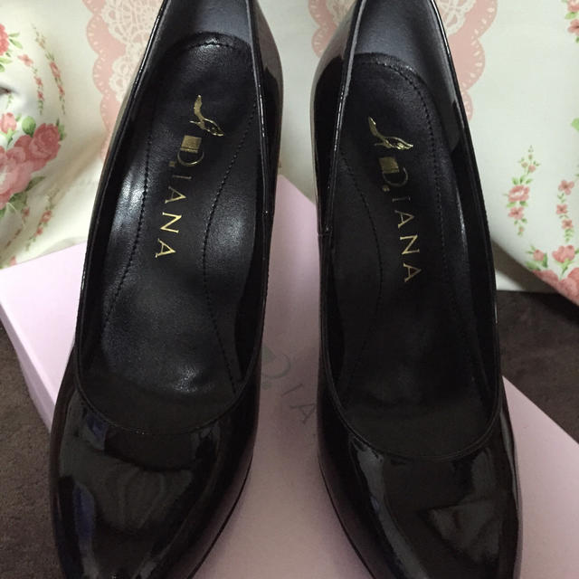 DIANA(ダイアナ)のダイアナ 黒のエナメル レディースの靴/シューズ(ミュール)の商品写真