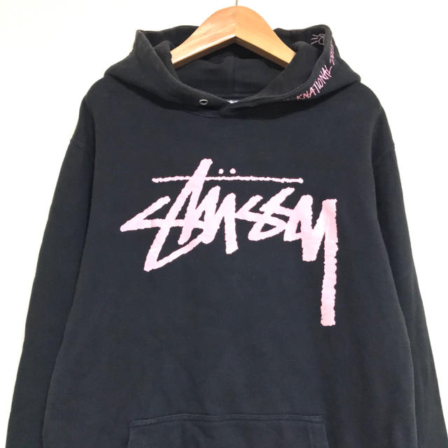 STUSSY(ステューシー)のSTUSSY ステューシー　ビッグロゴ　プルオーバーパーカー　フード刺繍 メンズのトップス(パーカー)の商品写真