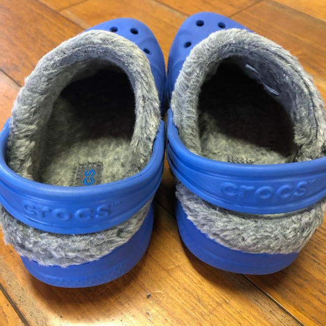 crocs(クロックス)のマンモス イーブイオー クロッグ キッズ　青　10C11 日本サイズ18cm キッズ/ベビー/マタニティのキッズ靴/シューズ(15cm~)(サンダル)の商品写真