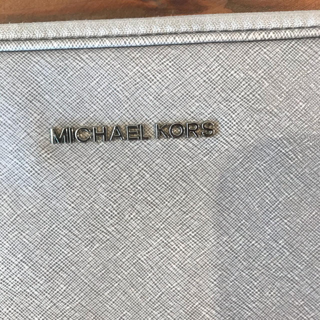 Michael Kors(マイケルコース)のMICHAEL KORS パソコンケース ストラップ付 スマホ/家電/カメラのスマホアクセサリー(モバイルケース/カバー)の商品写真