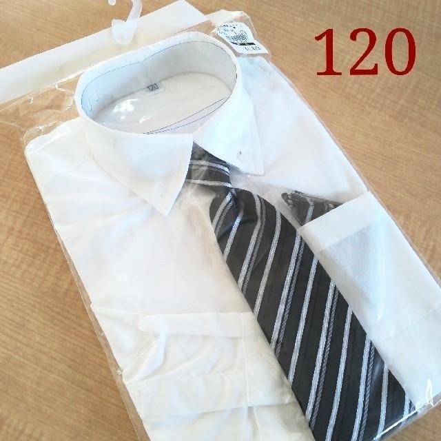 西松屋(ニシマツヤ)の子供　白シャツ　120サイズ キッズ/ベビー/マタニティのキッズ服男の子用(90cm~)(ドレス/フォーマル)の商品写真