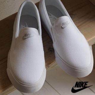 ナイキ(NIKE)の
定6840円限定!ナイキトキスリップ新品スリッポンスニーカー人気の王道白!

(スニーカー)