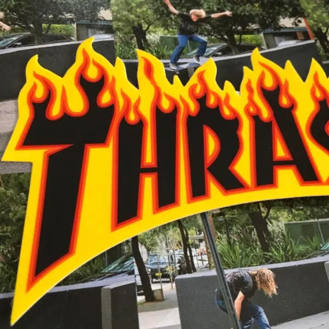 THRASHER(スラッシャー)のTHRASHERスラッシャーUS限定型抜きファイヤーロゴバナーステッカー メンズのファッション小物(その他)の商品写真