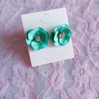 フラワー チタン芯 ポストピアス mintgreen(ピアス)