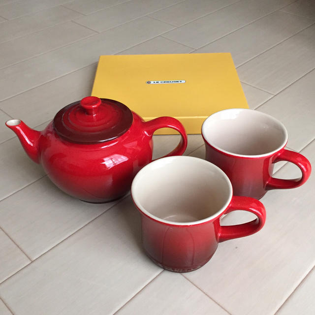 LE CREUSET(ルクルーゼ)の値下げ！ルクルーゼ ポット＆カップセット インテリア/住まい/日用品のキッチン/食器(グラス/カップ)の商品写真