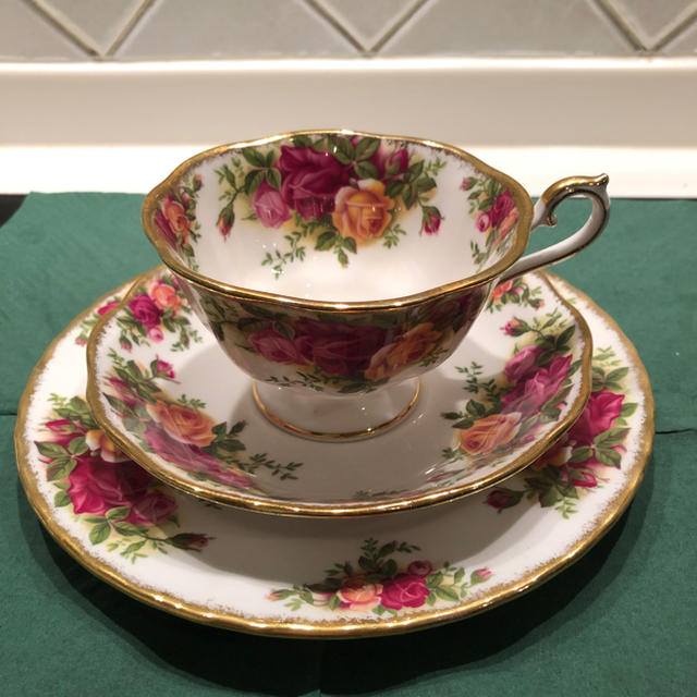 ROYAL ALBERT(ロイヤルアルバート)のロイヤルアルパートカップ&ソーサー ケーキ皿 インテリア/住まい/日用品のキッチン/食器(食器)の商品写真