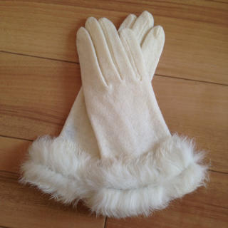 コムサイズム(COMME CA ISM)のホワイトファー手袋♡(手袋)