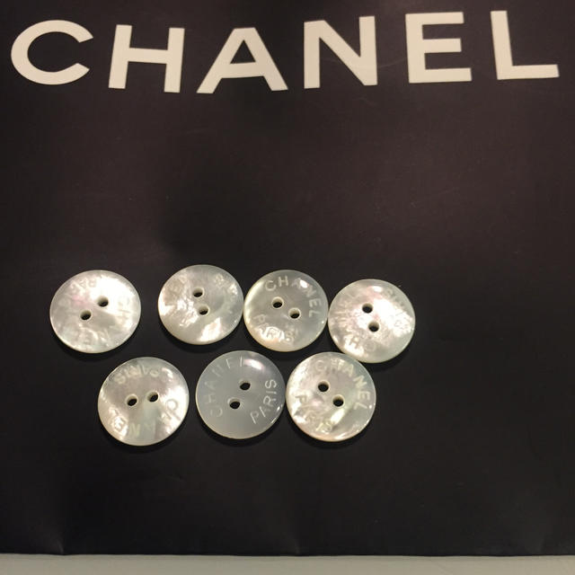 CHANEL(シャネル)の値下げ‼️シャネル ボタン  ホワイト  7個 レディースのファッション小物(その他)の商品写真