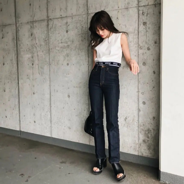 moussy(マウジー)のMOUSSY O/W CENTER PRESS JEANS  レディースのパンツ(デニム/ジーンズ)の商品写真