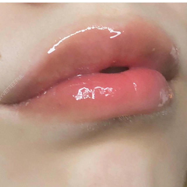 Sephora(セフォラ)のglossier lip gloss日本未入荷  コスメ/美容のベースメイク/化粧品(リップグロス)の商品写真