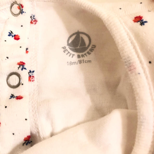 PETIT BATEAU(プチバトー)のプチバトー 花柄ロンパース キッズ/ベビー/マタニティのベビー服(~85cm)(ロンパース)の商品写真