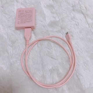 エーユー(au)の共通ACアダプタピンク色(バッテリー/充電器)