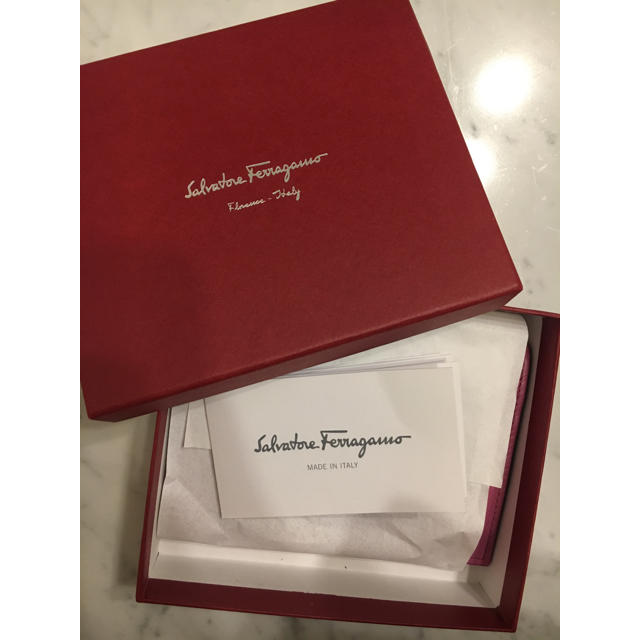 Salvatore Ferragamo(サルヴァトーレフェラガモ)の【新品・未使用】フェラガモ パスポートケース レディースのファッション小物(その他)の商品写真