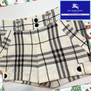 バーバリーブルーレーベル(BURBERRY BLUE LABEL)の美品！ バーバリー ブルーレーベル  オフホワイト系  チェック ショートパンツ(ショートパンツ)