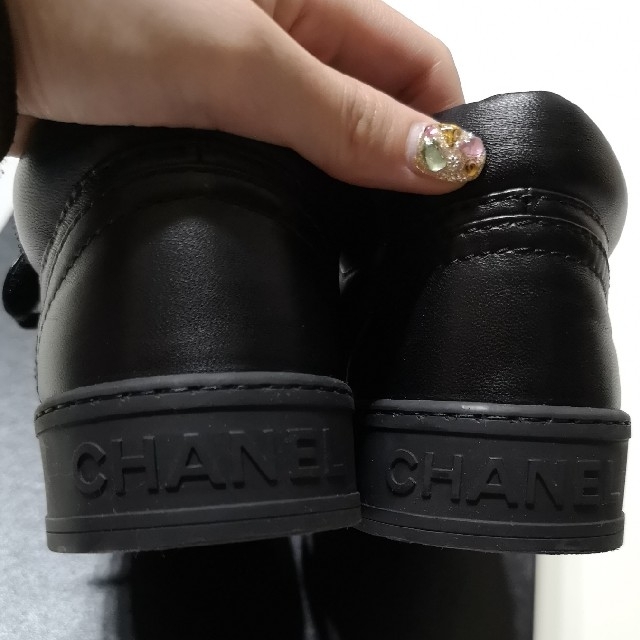 CHANEL(シャネル)のCHANEL ロゴレザースニーカー レディースの靴/シューズ(スニーカー)の商品写真