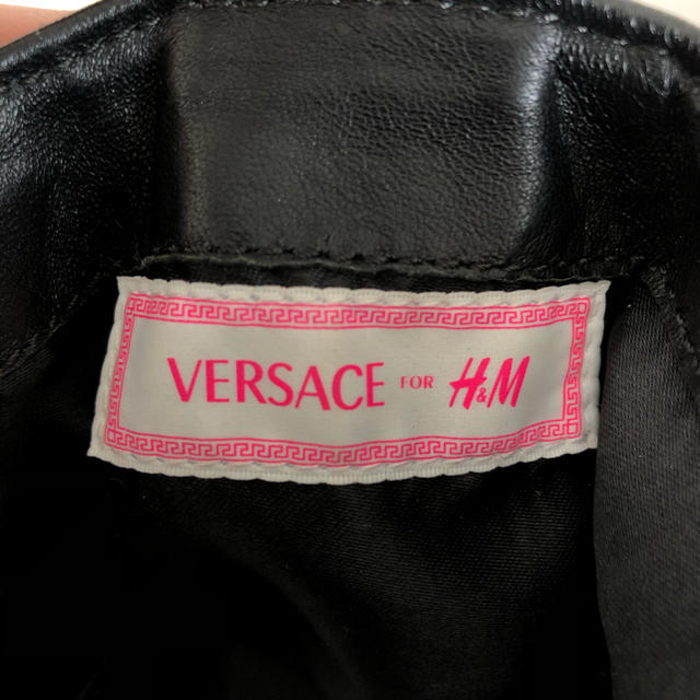 VERSACE(ヴェルサーチ)のヴェルサーチ VERSACE H&M ダブルネーム コラボ バッグ スタッズ レディースのバッグ(ハンドバッグ)の商品写真