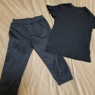 ユニクロ(UNIQLO)のUNIQLO　ユニクロ　140　6分丈パンツ+半袖Tシャツ　黒　セット(Tシャツ/カットソー)