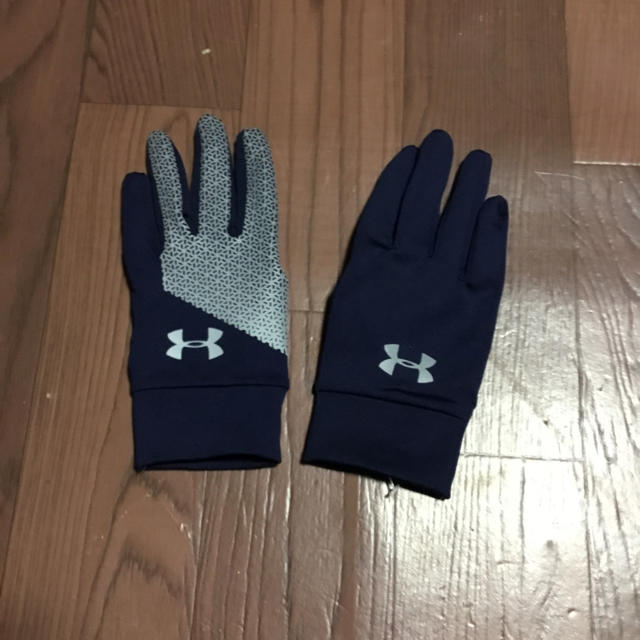 UNDER ARMOUR(アンダーアーマー)の30%オフ アンダーアーマー 手袋 ネイビー タッチパネル 対応 防寒 グローブ メンズのファッション小物(手袋)の商品写真