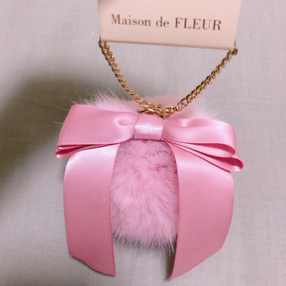 メゾンドフルール(Maison de FLEUR)のMaison de FLEUR ポンポンファーリボンチャーム ピンク 新品未使用(バッグチャーム)