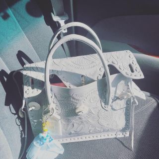 GRACE CONTINENTAL(バッグ ・ シルバー/銀色系)のフリマ GRACE CONTINENTAL(バッグ ・ シルバー/銀色系)のフリマ