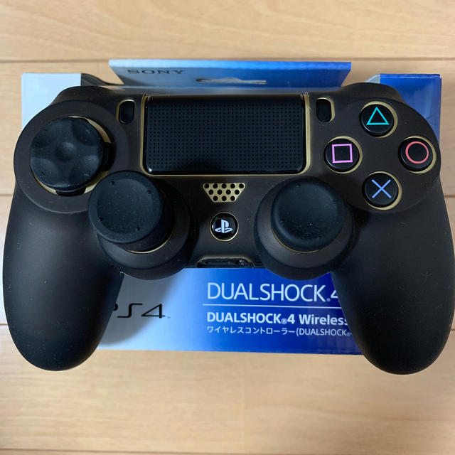 PlayStation4(プレイステーション4)のワイヤレスコントローラー(DUALSHOCK4) ゴールド エンタメ/ホビーのゲームソフト/ゲーム機本体(その他)の商品写真