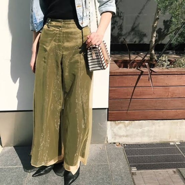 Ameri VINTAGE(アメリヴィンテージ)のAmeri VINTAGE SHEER SHINY PANTS レディースのパンツ(カジュアルパンツ)の商品写真