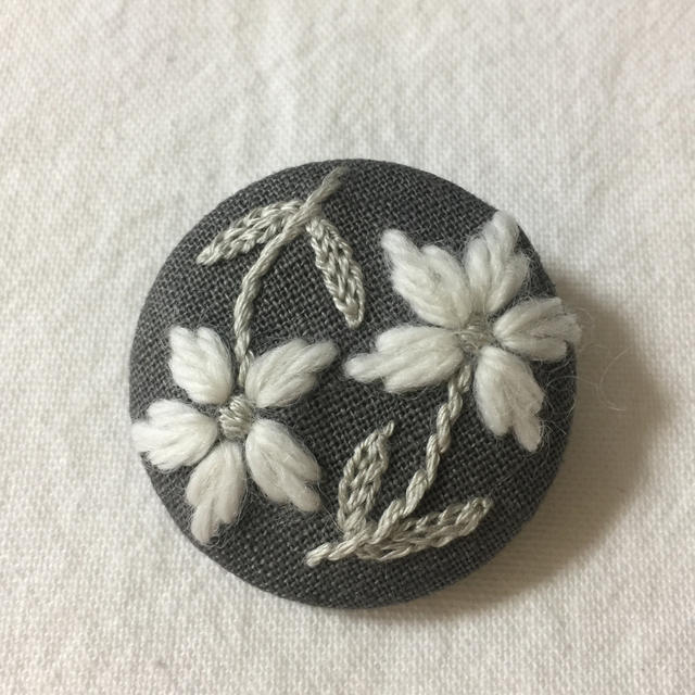 白銀の花 刺繍ブローチ ハンドメイド ハンドメイドのアクセサリー(コサージュ/ブローチ)の商品写真