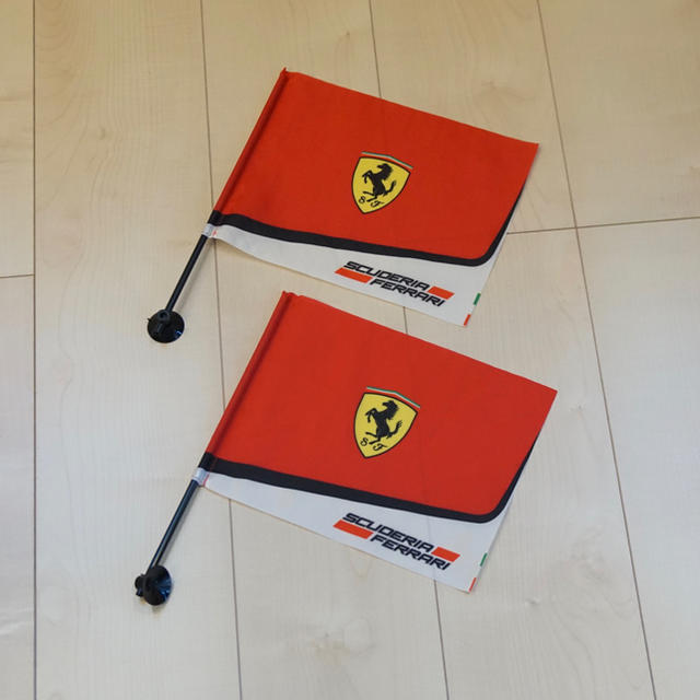 Ferrari(フェラーリ)のFerrari F1吸盤ミニカフラッグ・旗 ２枚セット（送料込・フェラーリ） 自動車/バイクの自動車(その他)の商品写真