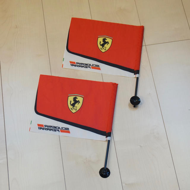 Ferrari(フェラーリ)のFerrari F1吸盤ミニカフラッグ・旗 ２枚セット（送料込・フェラーリ） 自動車/バイクの自動車(その他)の商品写真