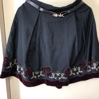 アクシーズファム(axes femme)のaxesfemme  薔薇刺繍スカート黒 ベルト付き(ひざ丈スカート)