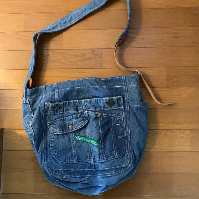 デニムオーバーオールリメイクバッグ レディースのバッグ(ショルダーバッグ)の商品写真