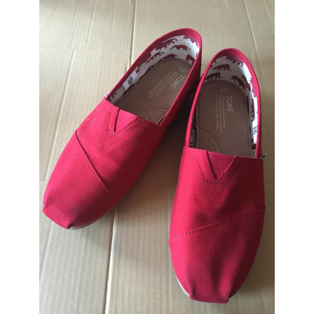 TOMS(トムズ)の⭐︎TOMS⭐︎新品⭐︎赤⭐︎ メンズの靴/シューズ(スリッポン/モカシン)の商品写真