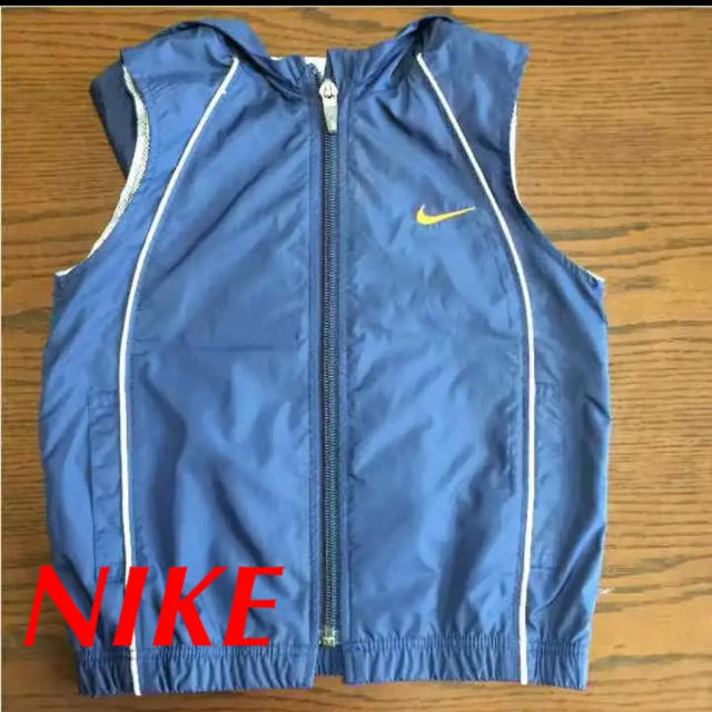 NIKE(ナイキ)の美品!!NIKE フード付きベスト(キッズサイズ/90cm) キッズ/ベビー/マタニティのキッズ服男の子用(90cm~)(ジャケット/上着)の商品写真