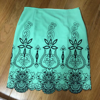 ヴィヴィアンタム(VIVIENNE TAM)の刺繍スカート//VIVIENNE TAM(ひざ丈スカート)
