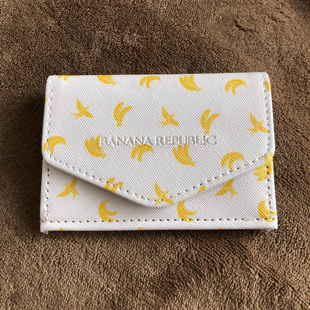 Banana Republic(バナナリパブリック)の新品　BABANA REPUBLIC バナナ柄マイクロ財布　カード入れ レディースのファッション小物(財布)の商品写真