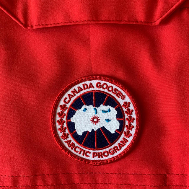 CANADA GOOSE(カナダグース)のCANADA COOSE カナダグース 寒さ知らずレディースXS大人気レッド レディースのジャケット/アウター(ダウンジャケット)の商品写真