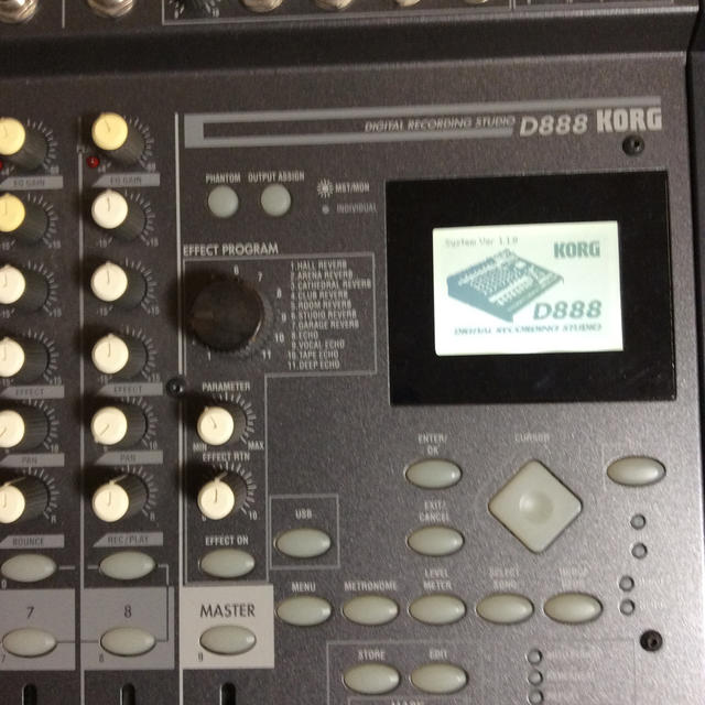 KORG D888