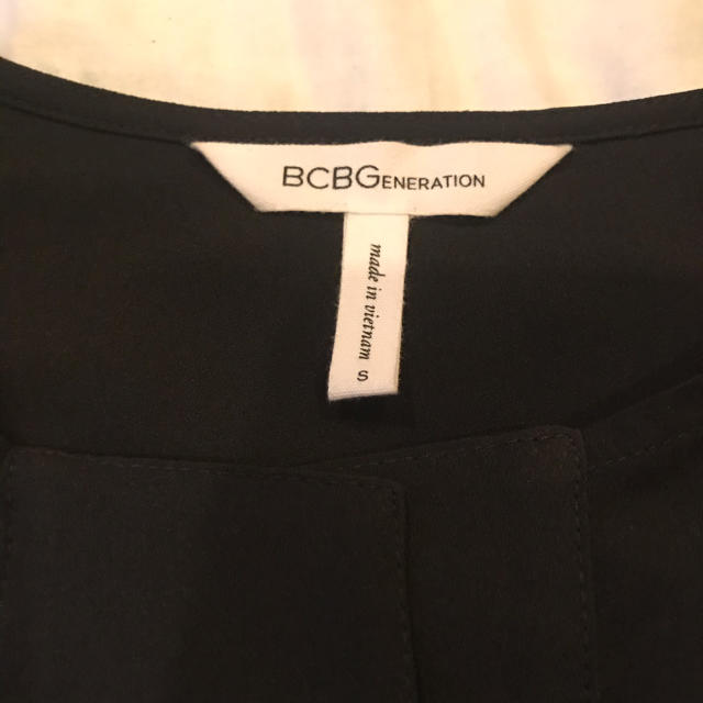 BCBGMAXAZRIA(ビーシービージーマックスアズリア)の新品 BCBGeneration 黒シャツ風トップス 長袖 Sサイズ レディースのトップス(シャツ/ブラウス(長袖/七分))の商品写真
