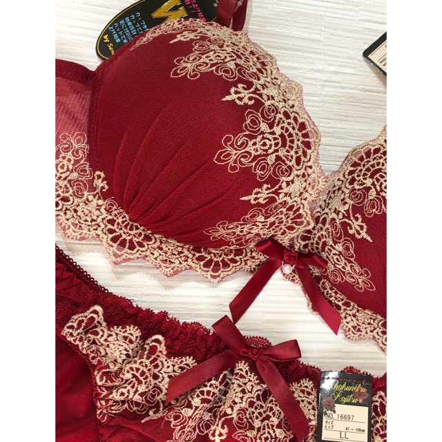 ブラショーツC85☆赤色生地にゴールドの刺繍がとっても可愛い☆谷間MAX レディースの下着/アンダーウェア(ブラ&ショーツセット)の商品写真