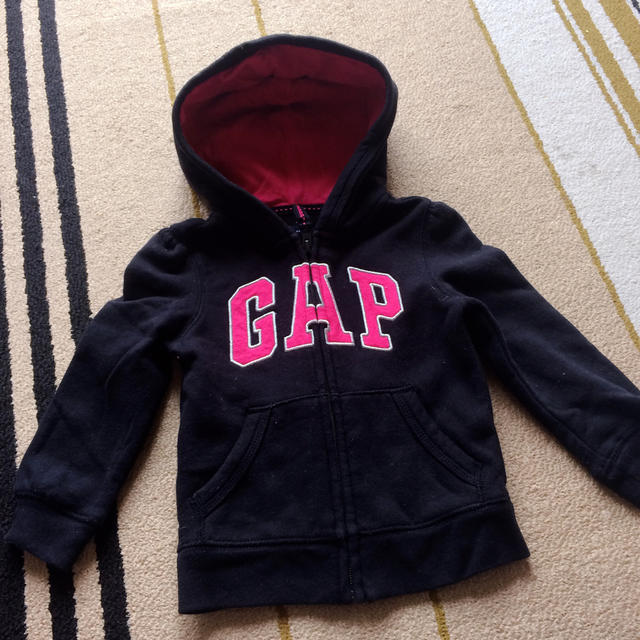 GAP Kids(ギャップキッズ)のGAP 新品パーカー 90 キッズ/ベビー/マタニティのキッズ服女の子用(90cm~)(ジャケット/上着)の商品写真